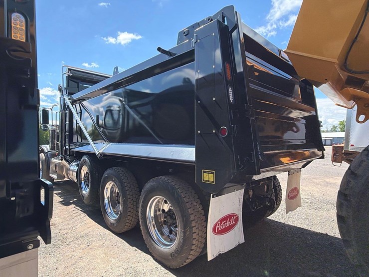 2026-peterbilt-589-image-5