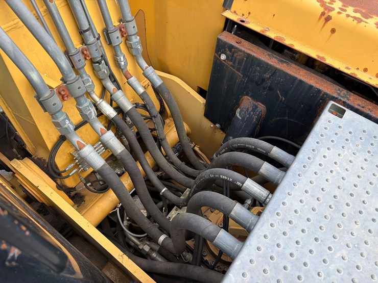 caterpillar-m318d-image-8