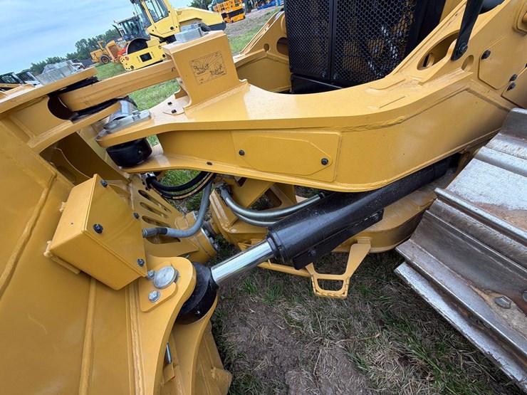 2026-caterpillar-d6-image-19