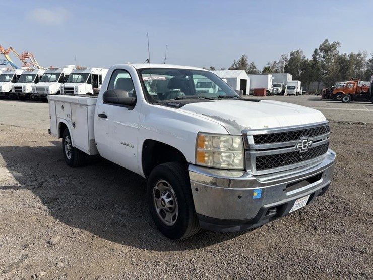 2011-chevrolet-silverado-2500-image-2