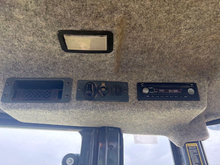 2021-john-deere-310-image-22