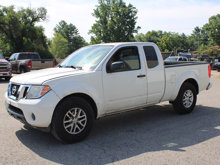 2017-nissan-frontier-sv-image-1