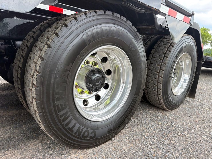 2025-kenworth-t880-image-8