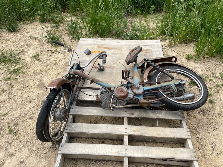 #3395-•-1980-jawa---motokov-moped-image-2