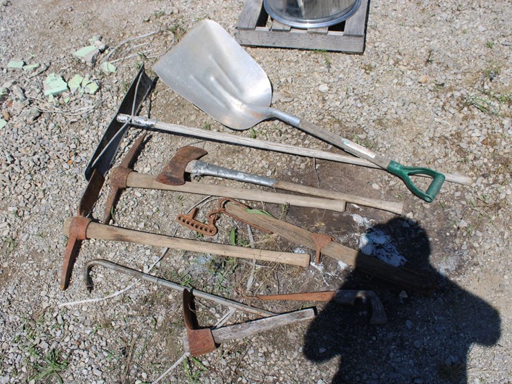 misc-hand-tools-&-antique-yoke-image-1