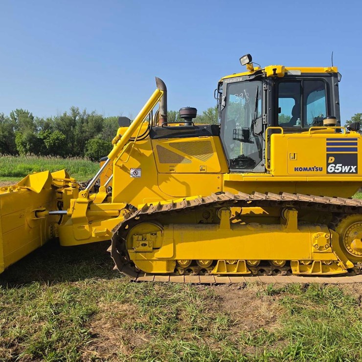 KOMATSU D65