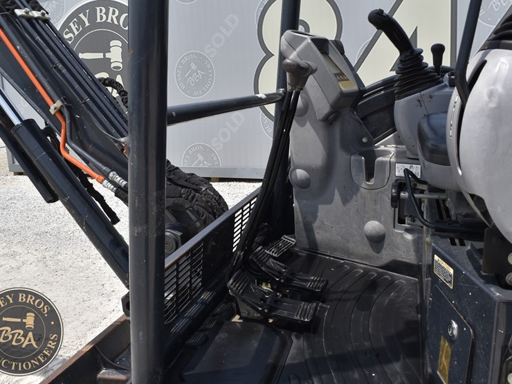 2020-deere-35g-image-31