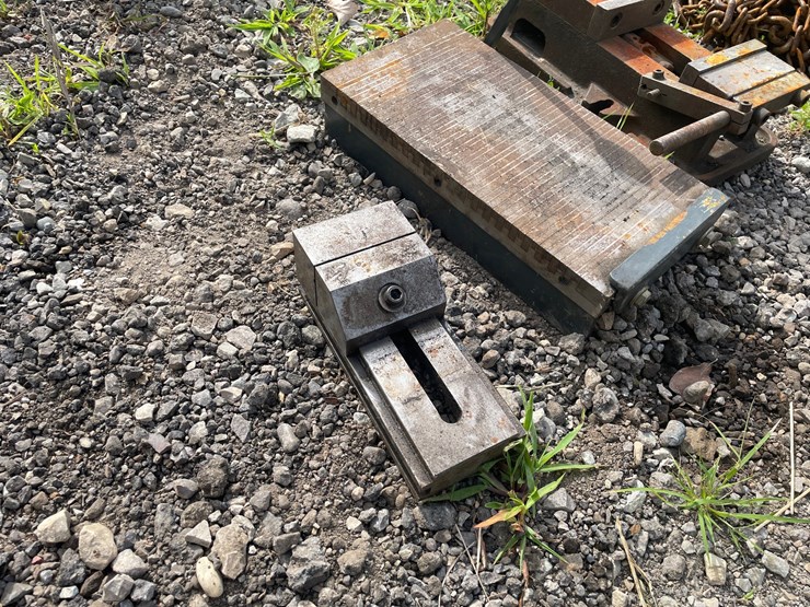 #8335-•-cm-chain-hoist-and-(2)-bench-vices-image-10