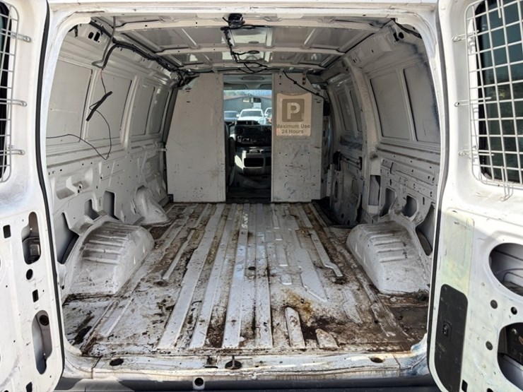 2013-ford-e350-image-25