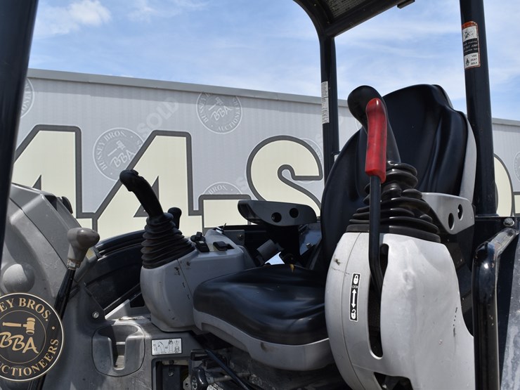 2020-deere-35g-image-32