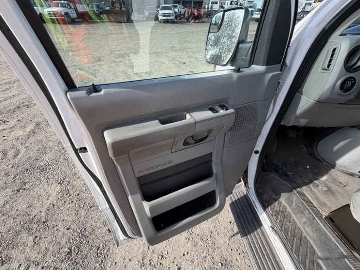 2013-ford-e350-image-31