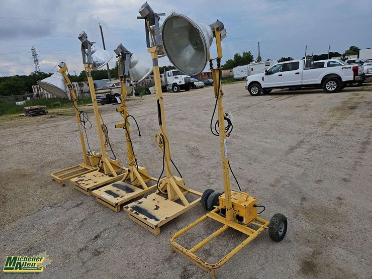 lot-of-5-bulldog-tower-lights-image-1