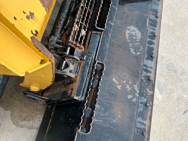2015-caterpillar-259d-image-10