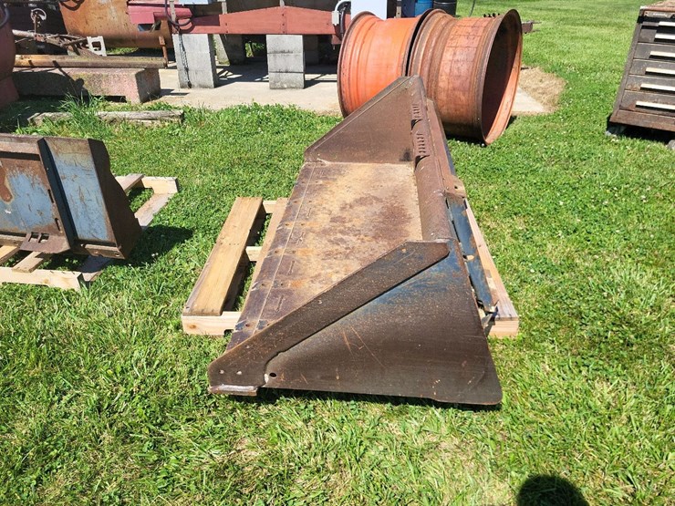72"-bucket-w/skid-loader-mounting-image-4