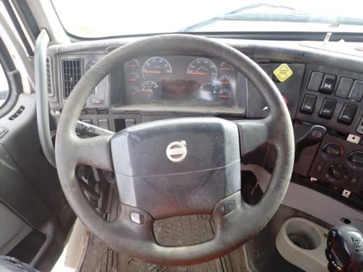 2005-volvo-vn-image-14