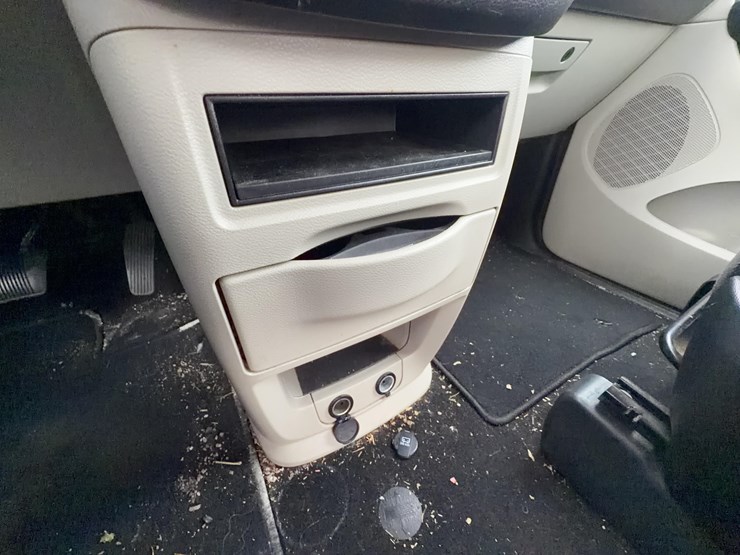 2014-dodge-grand-caravan-image-30