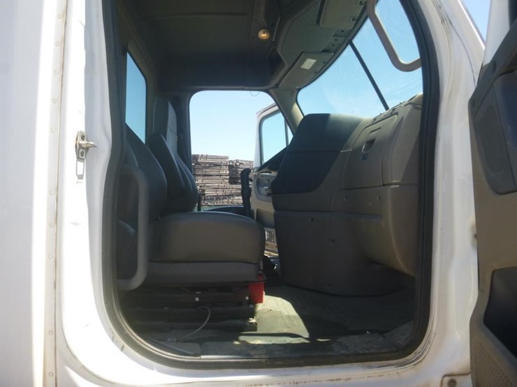 2015-freightliner-cascadia-125-image-16