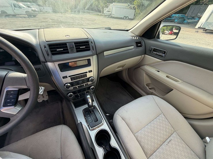 2011-ford-fusion-4-door-sedan-(63,841-miles)-image-10