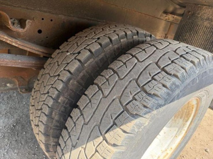 2015-isuzu-npr-image-33