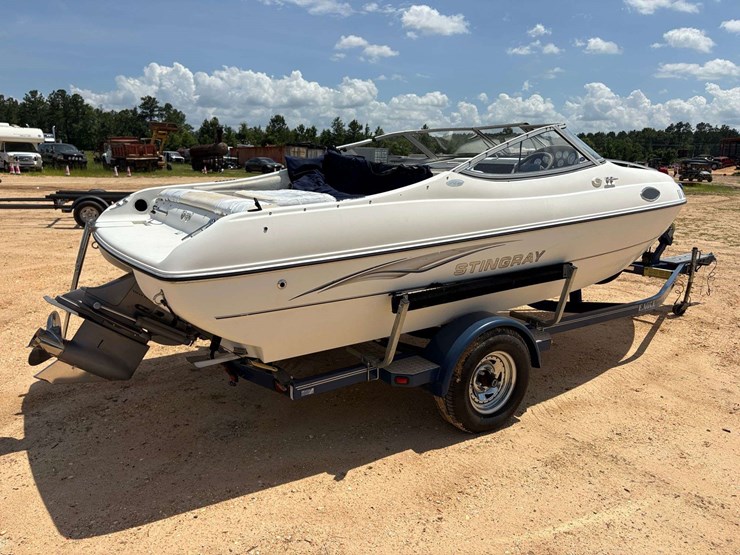 2004-stingray-200cs-cabin-boat-w/trailer-image-3