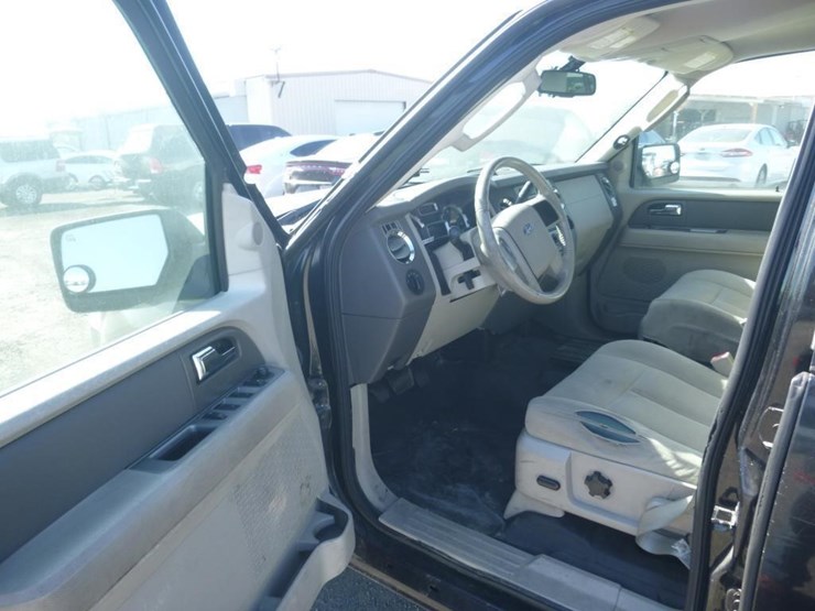 2011-ford-expedition-image-5