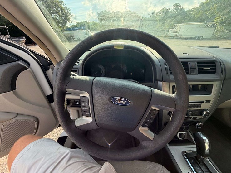 2011-ford-fusion-4-door-sedan-(63,841-miles)-image-11