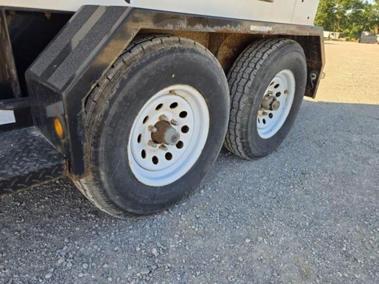 2019-caterpillar-xq230-image-32