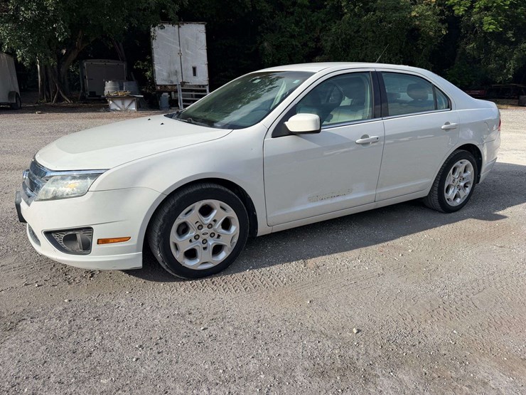 2011-ford-fusion-4-door-sedan-(63,841-miles)-image-1