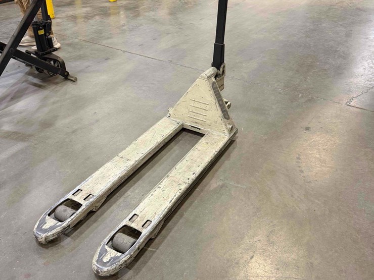 manual-pallet-jack-image-2
