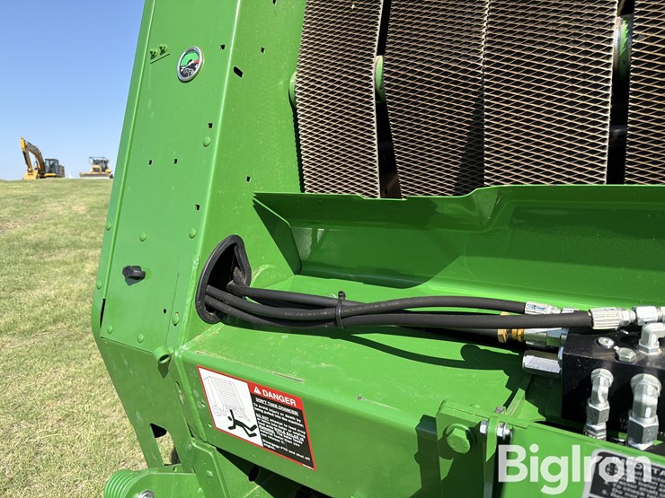 2022-john-deere-560m-image-16