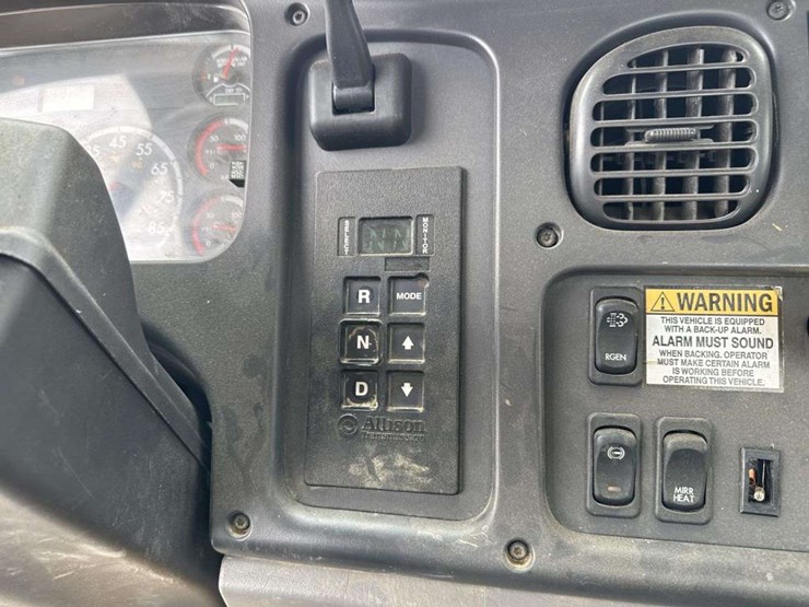 2013-freightliner-114sd-image-32