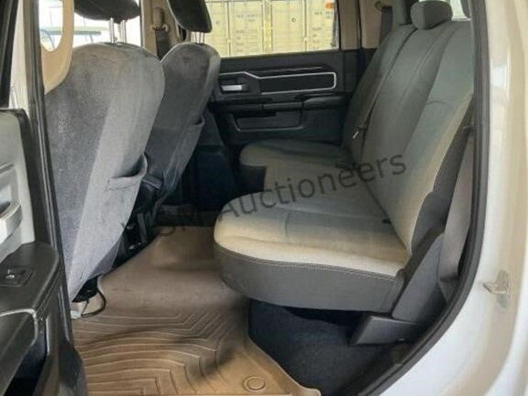 2019-dodge-3500-image-26