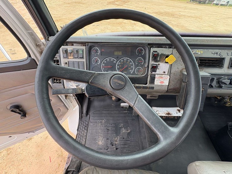 2003-freightliner-fl70-image-14