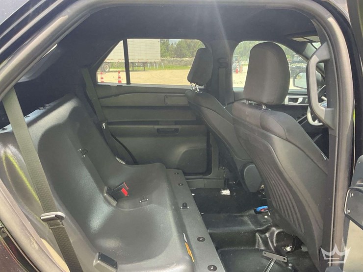 2020-ford-explorer-image-24