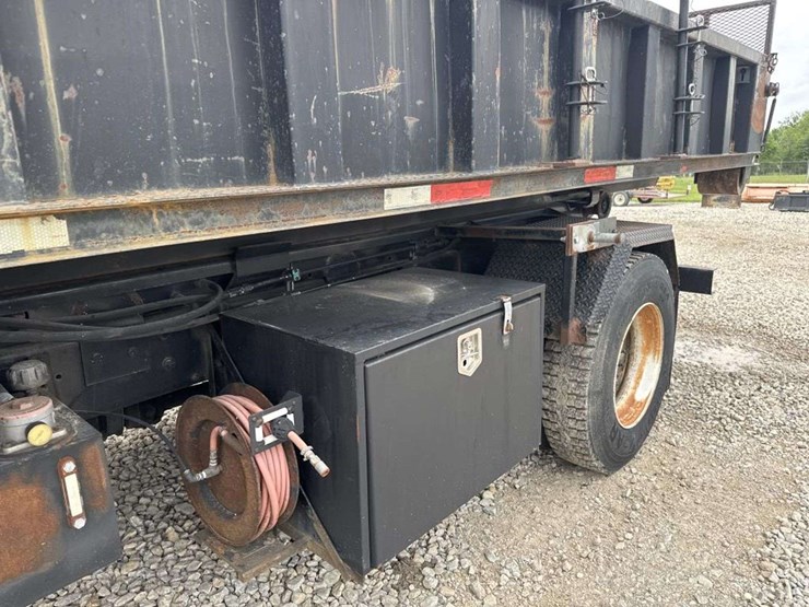 2010-freightliner-roll-off-truck-image-19