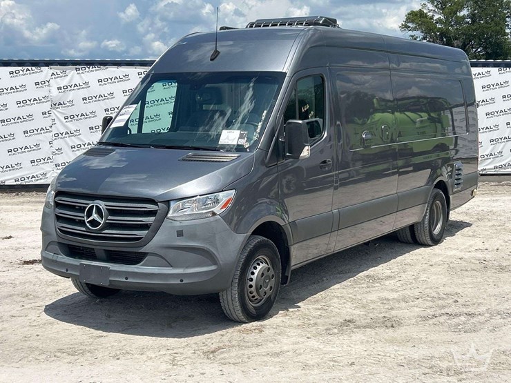 2021-mercedes-benz-sprinter-4500-image-1