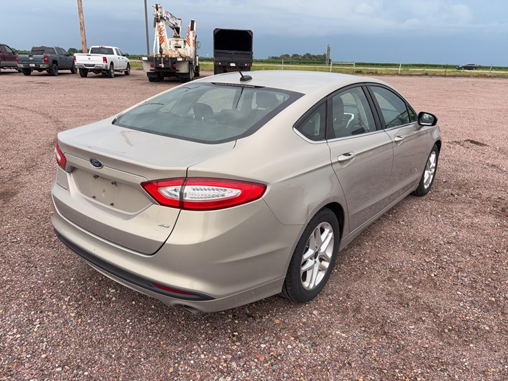 2015-ford-fusion-se-image-5