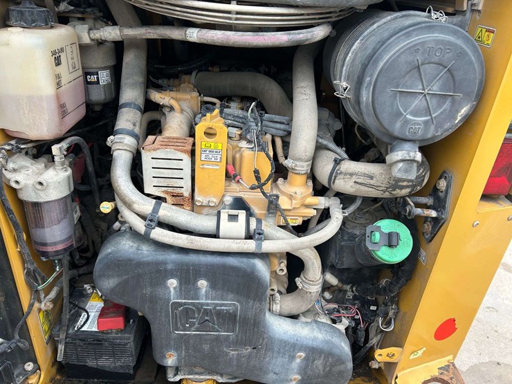 2015-caterpillar-259d-image-30