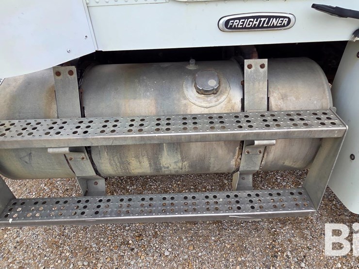 2000-freightliner-fld120-image-11