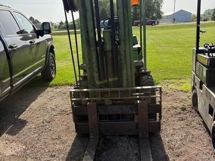 white-725-forklift-image-2