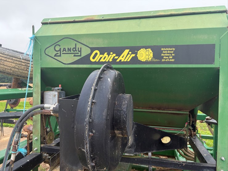 2200-turbo-till-(2200tt)-22'-with-gandy-air-seeder-image-6