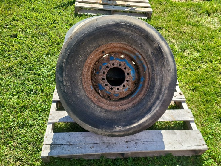 3-rib-farm-tire-w/6-bolt-rim-and-implement-tire-w/8-bolt-rim-image-9