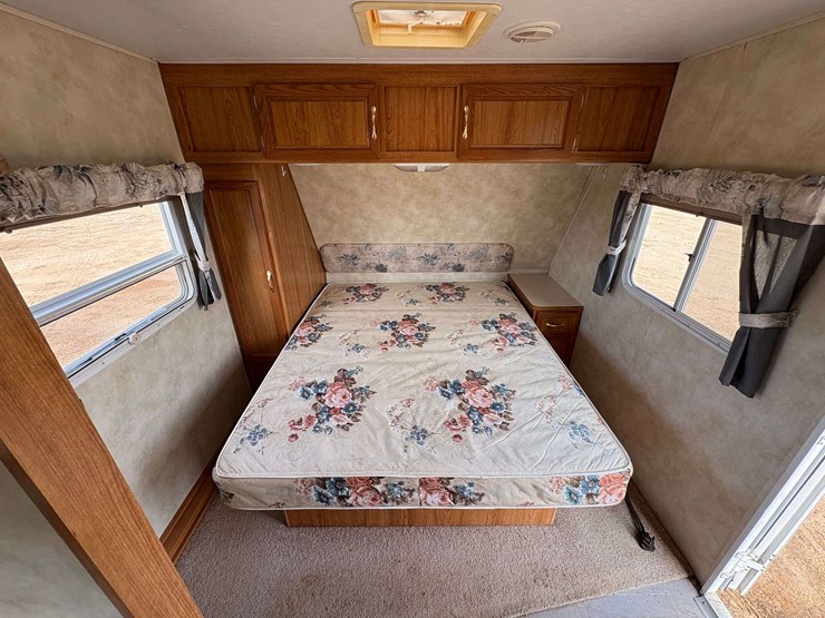 2004-palomino-"thoroughbred"-travel-trailer-image-12