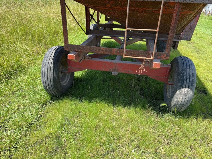 red-175-bushel-gravity-flow-grain-wagon-image-4