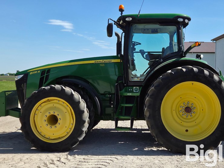 2013-john-deere-8235r-image-8
