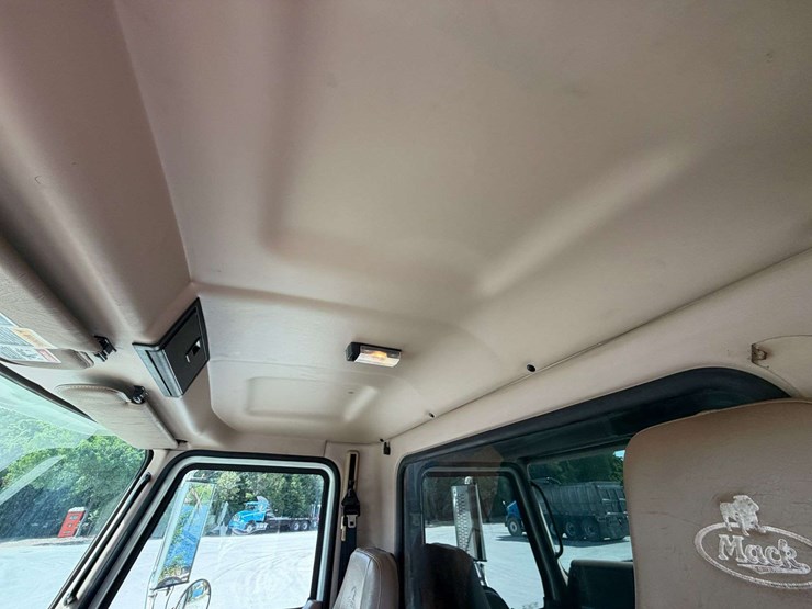 2006-mack-granite-ct713-image-31