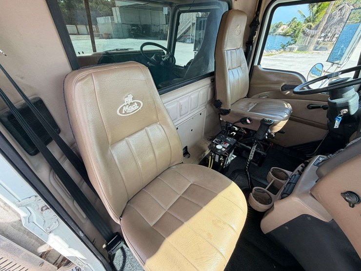 2006-mack-granite-ct713-image-34