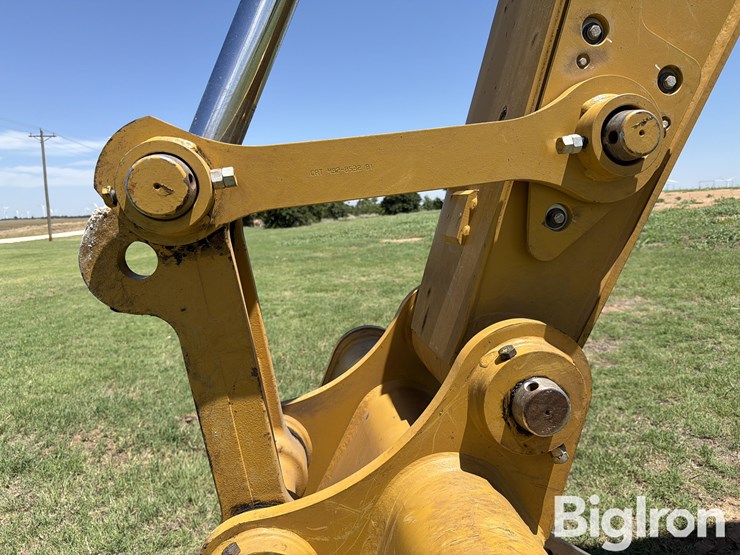 2024-caterpillar-320-image-11