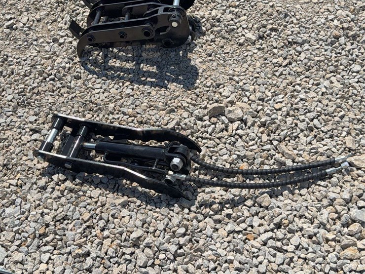 hydraulic-thumb-attachment-for-mini-excavator-image-2
