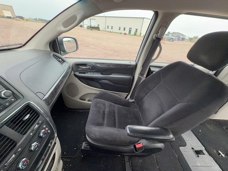 2014-dodge-grand-caravan-image-31